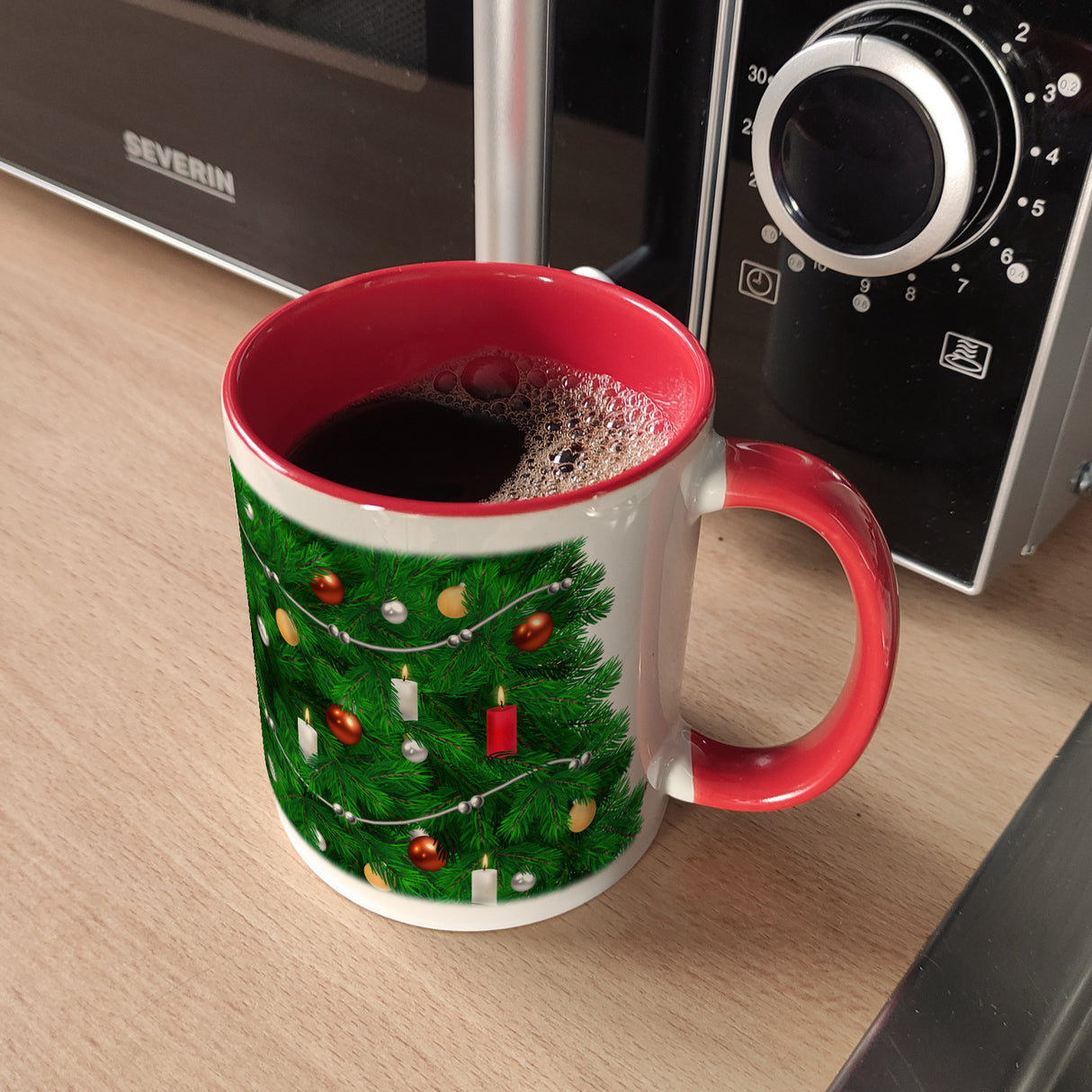Kaffeebecher mit fotorealistischem Weihnachtsbaum Motiv