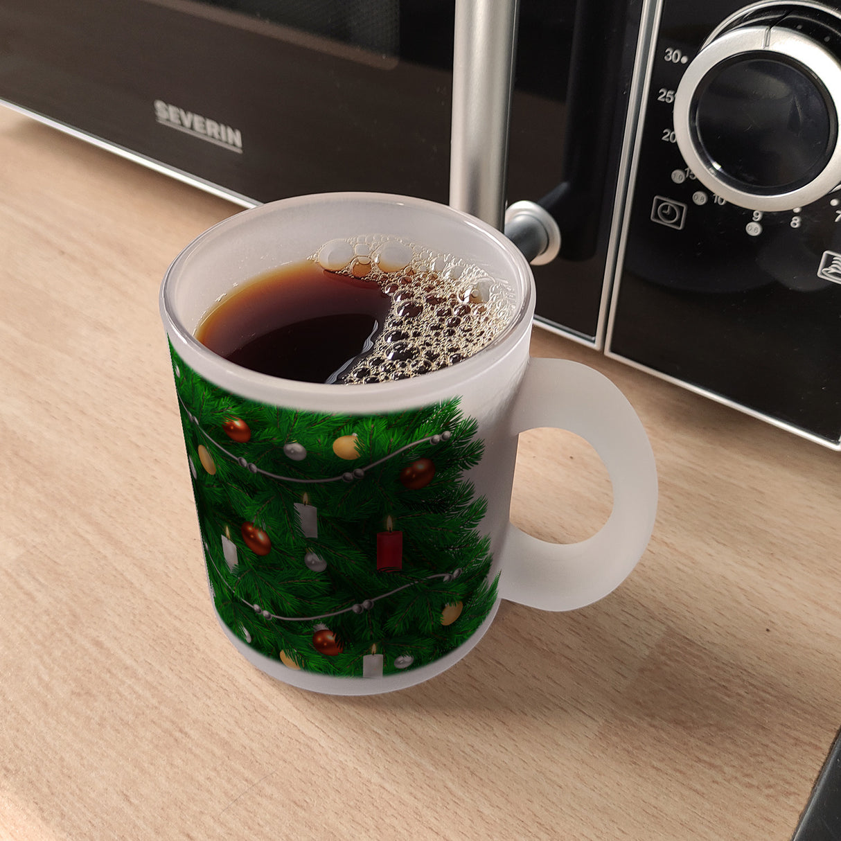 Kaffeebecher mit fotorealistischem Weihnachtsbaum Motiv