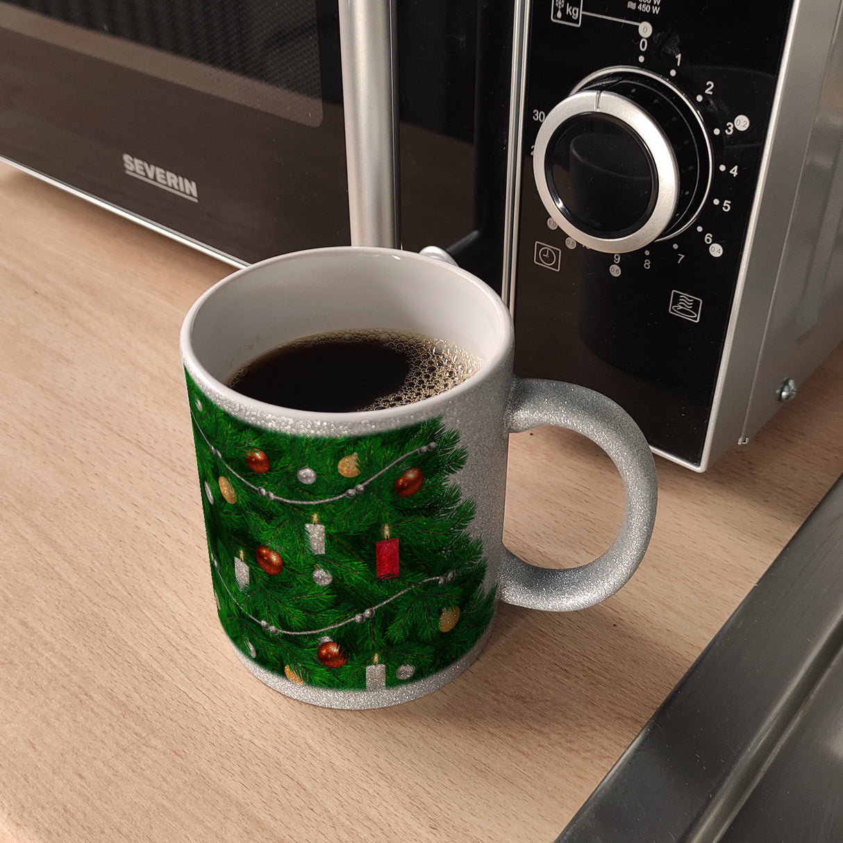 Kaffeebecher mit fotorealistischem Weihnachtsbaum Motiv