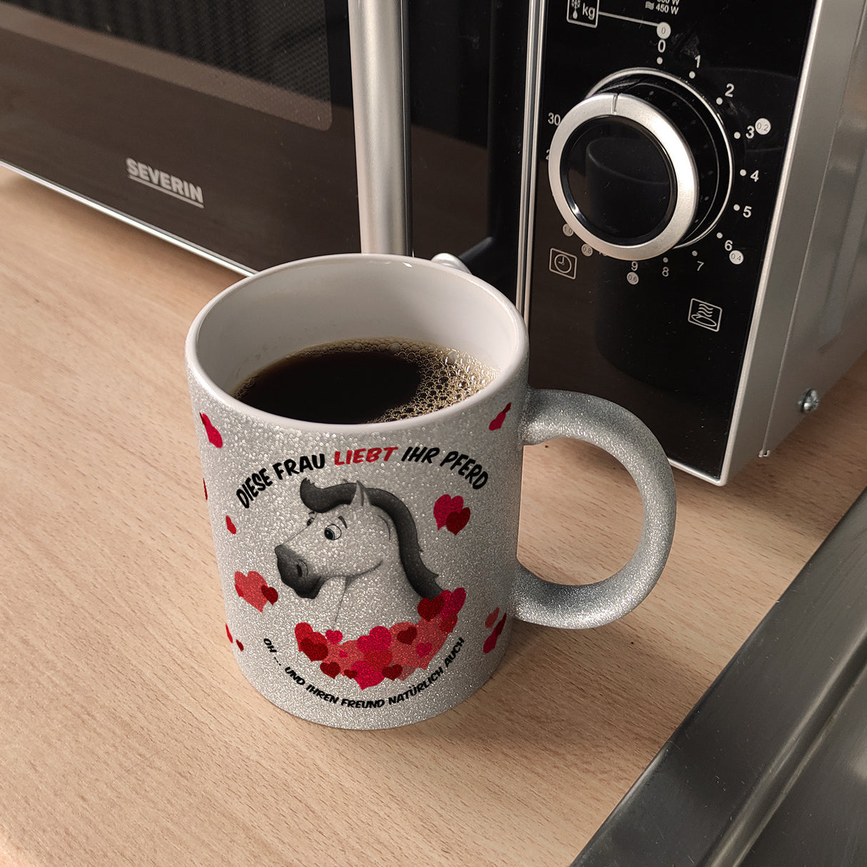 Kaffeebecher mit weißes Pferd Motiv und Spruch: Diese Frau liebt ihr Pferd. Oh ...