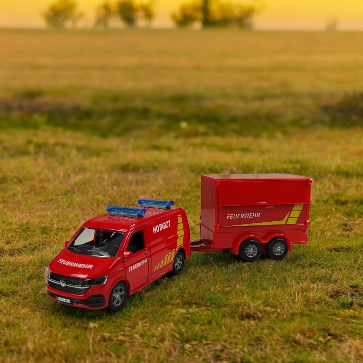 Volkswagen VW Feuerwehr Van mit Anhänger Spielzeug Volkswagen Feuerwehrauto mit Pull Back Motor