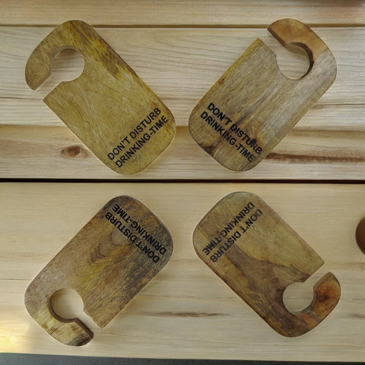 Drinking Time Untersetzer im Design eines Türhängers aus Mangoholz im 4er Set