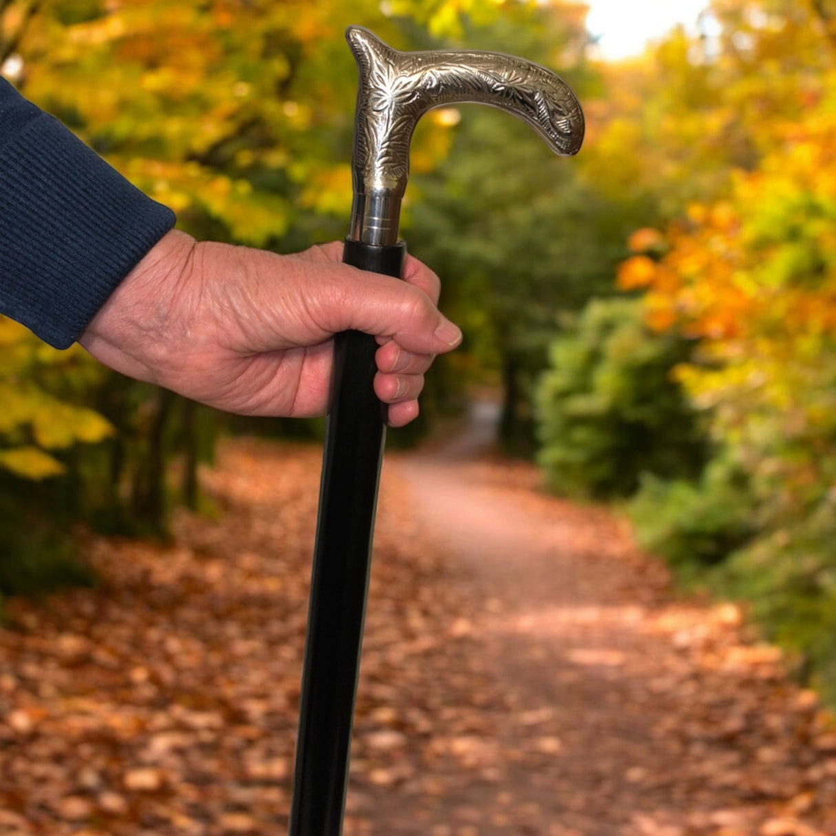 Klassischer Spazierstock aus Holz mit graviertem Griff aus Metall