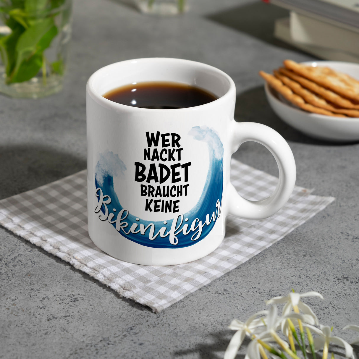 Kaffeebecher mit Spruch: Wer nackt badet braucht keine Bikinifigur