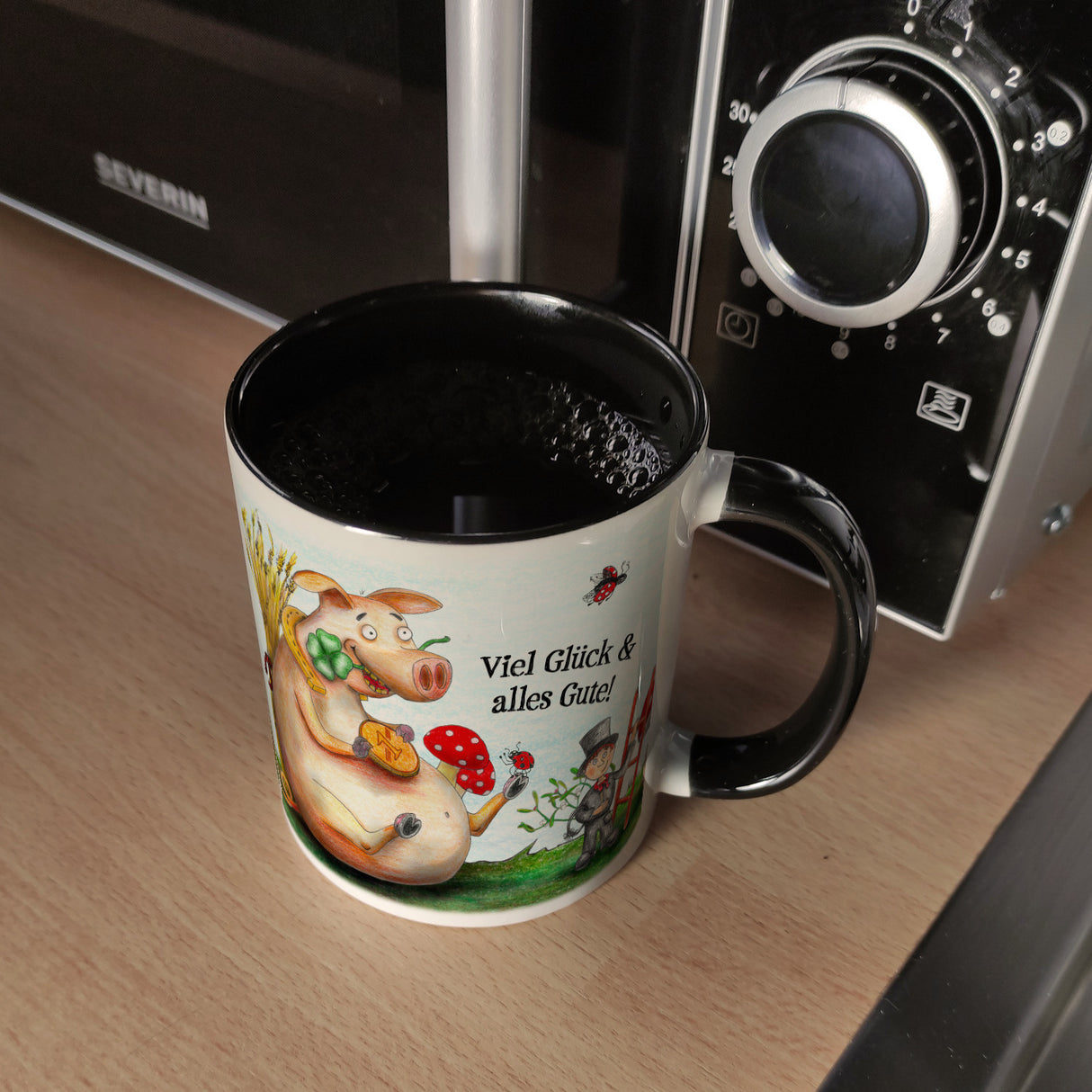 Kaffeebecher mit Glücksschwein Motiv und Spruch: Viel Glück und alles Gute!