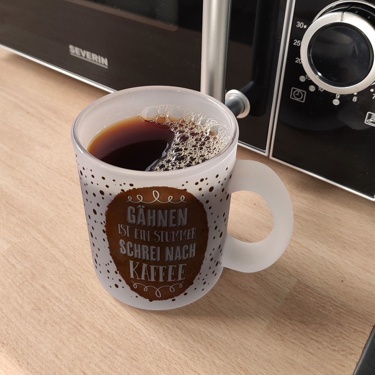 Kaffeebecher mit Spruch: Gähnen ist ein stummer Schrei nach Kaffee