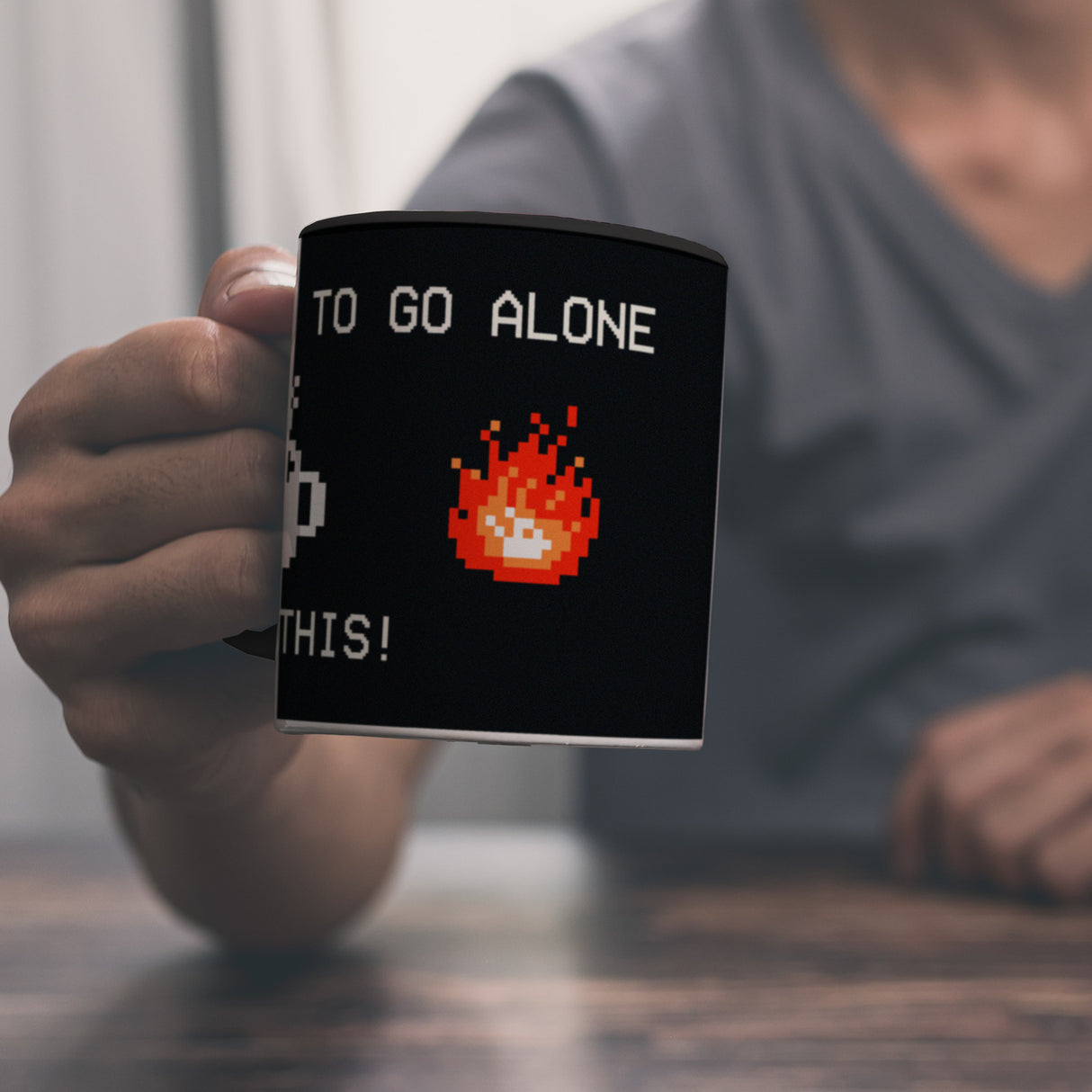 Dangerous to go Alone Kaffeebecher für alle Retro Zocker mit Pixel-Motiv
