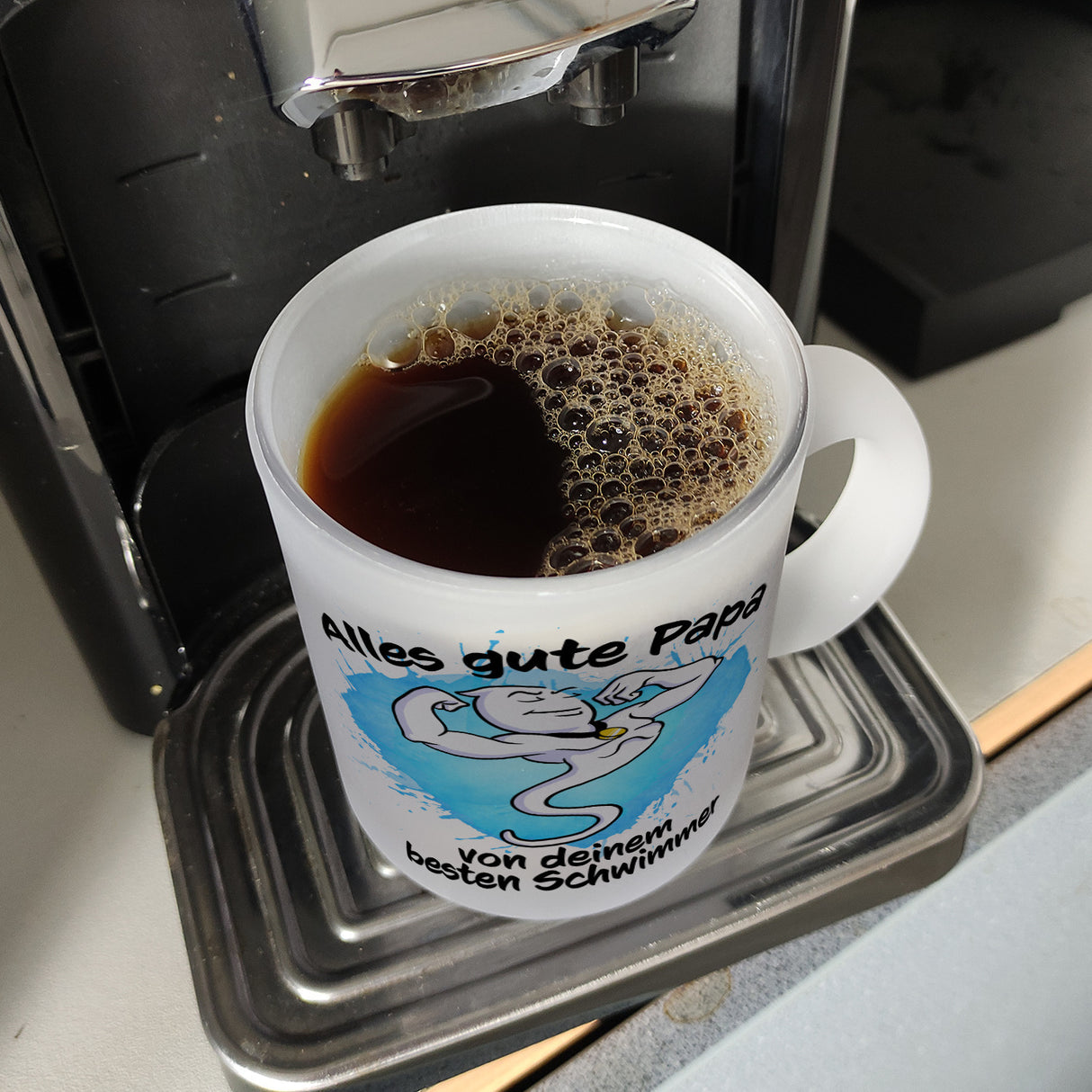 Papas bester Schwimmer Kaffeebecher mit Samen Illustration