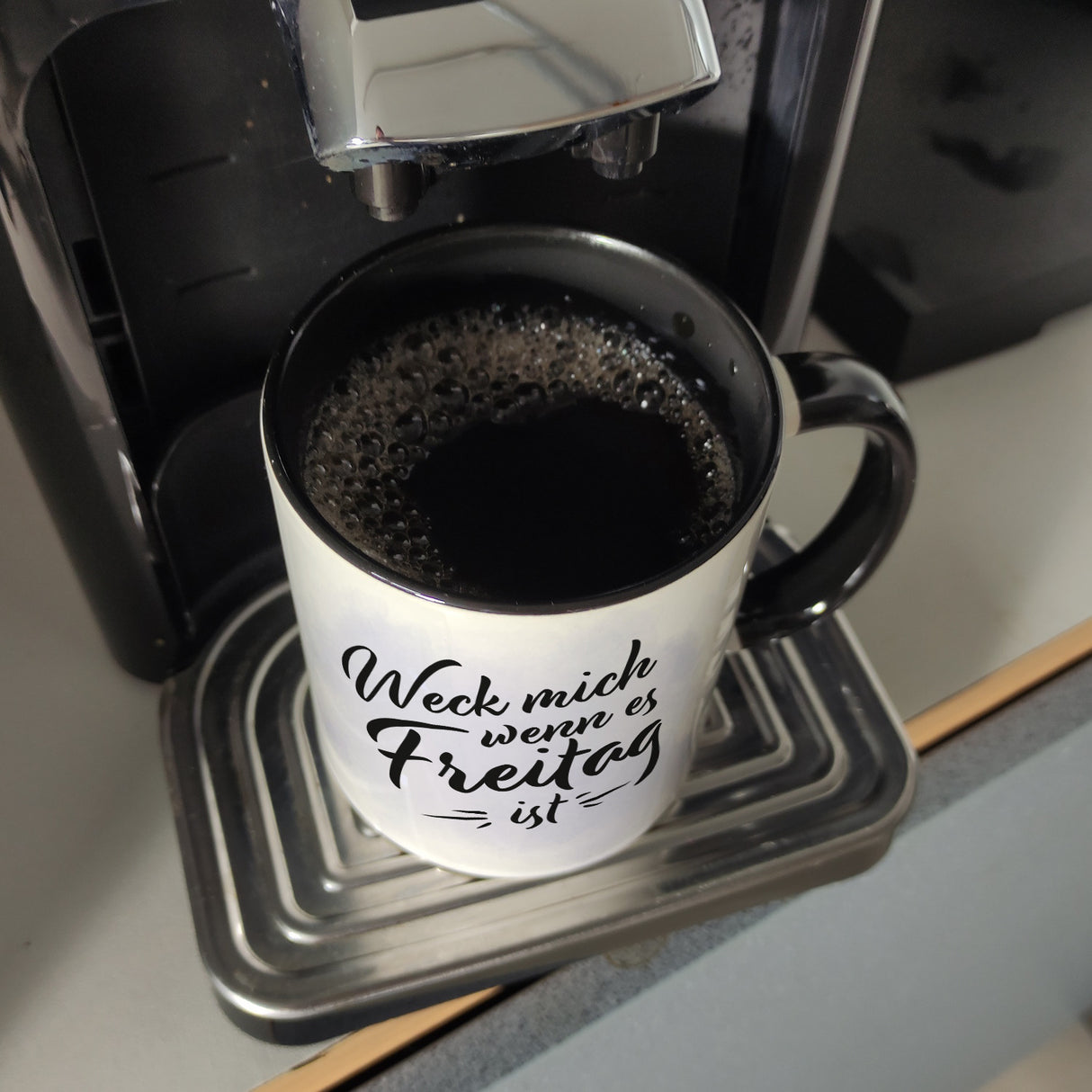 Weck mich wenn es Freitag ist Kaffeebecher mit süßem Faultier