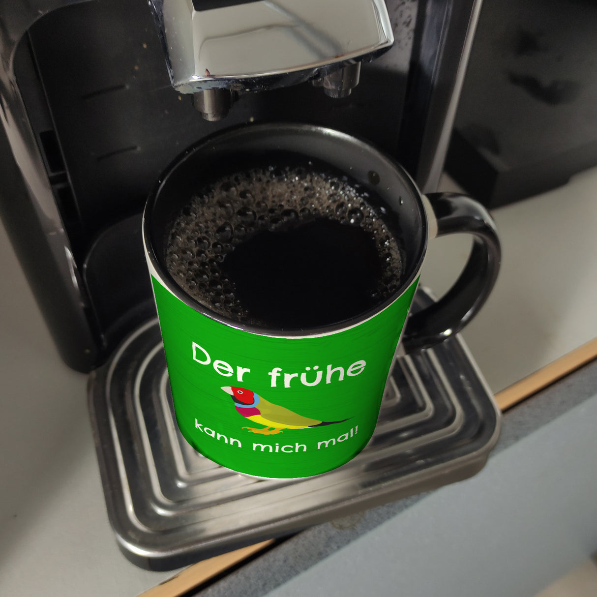 Kaffeebecher mit Bild und Spruch Der frühe Vogel kann mich mal!