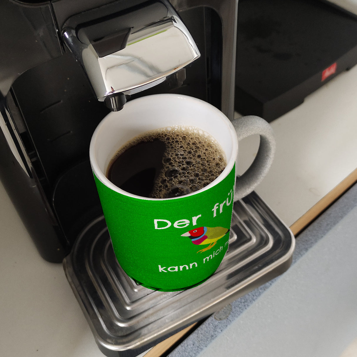 Kaffeebecher mit Bild und Spruch Der frühe Vogel kann mich mal!