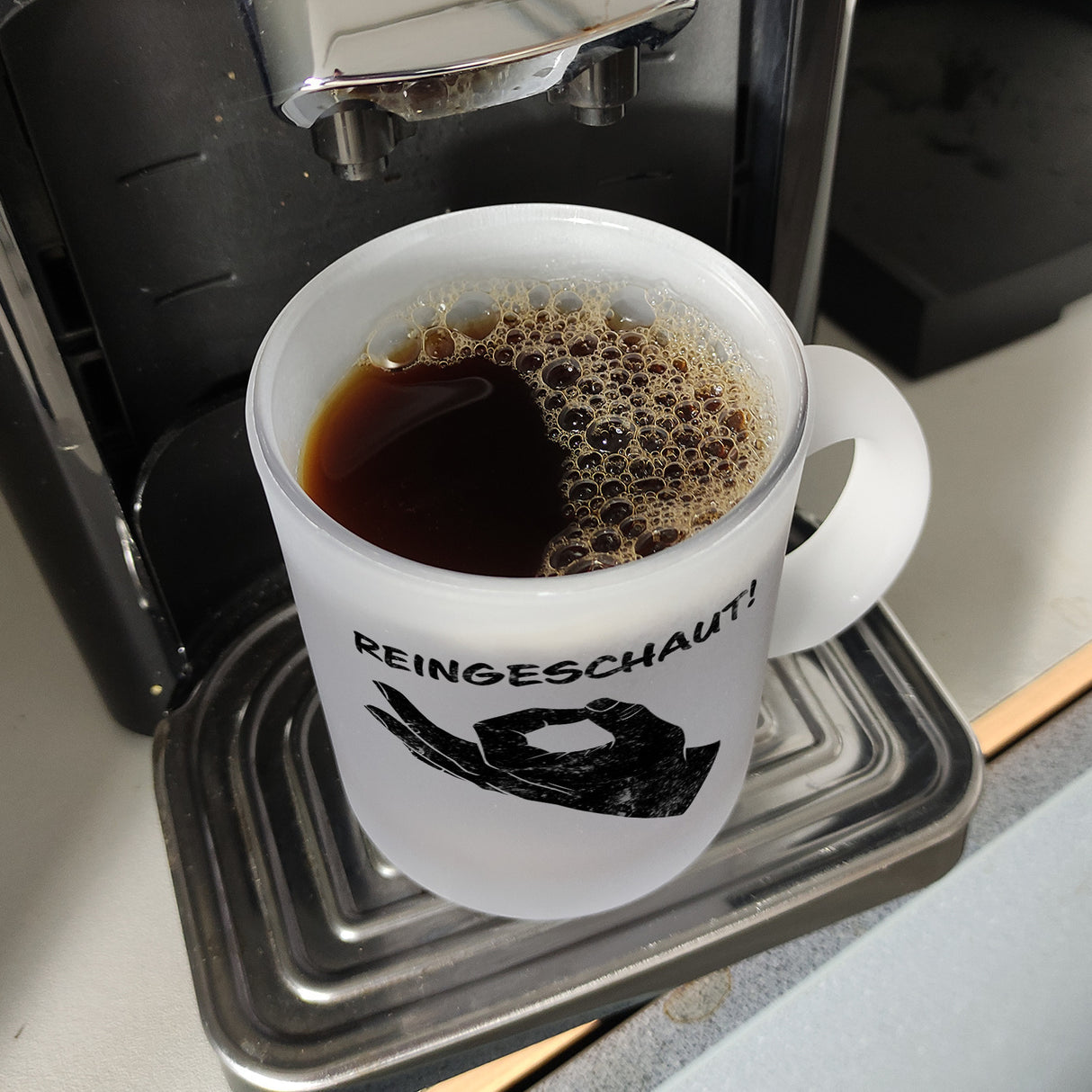 Reingeschaut! Kaffeebecher mit lustigem Streich