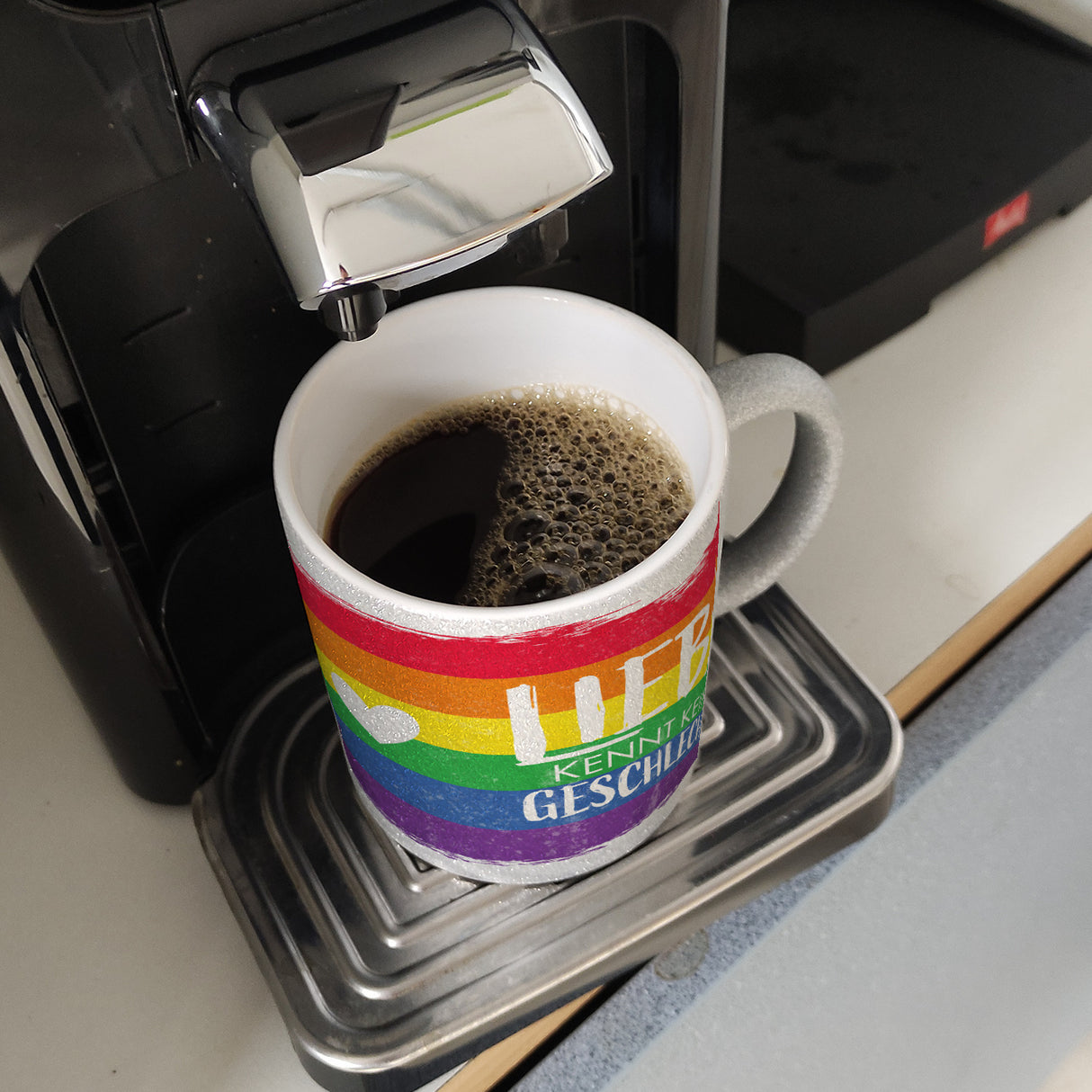 Liebe kennt kein Geschlecht Kaffeebecher mit Regenbogenflagge