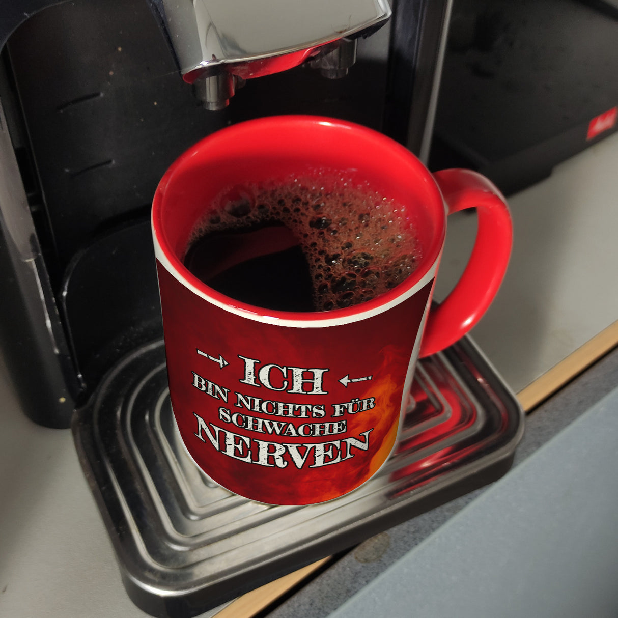 Ich bin nichts für schwache Nerven Kaffeebecher mit Flammenhintergrund