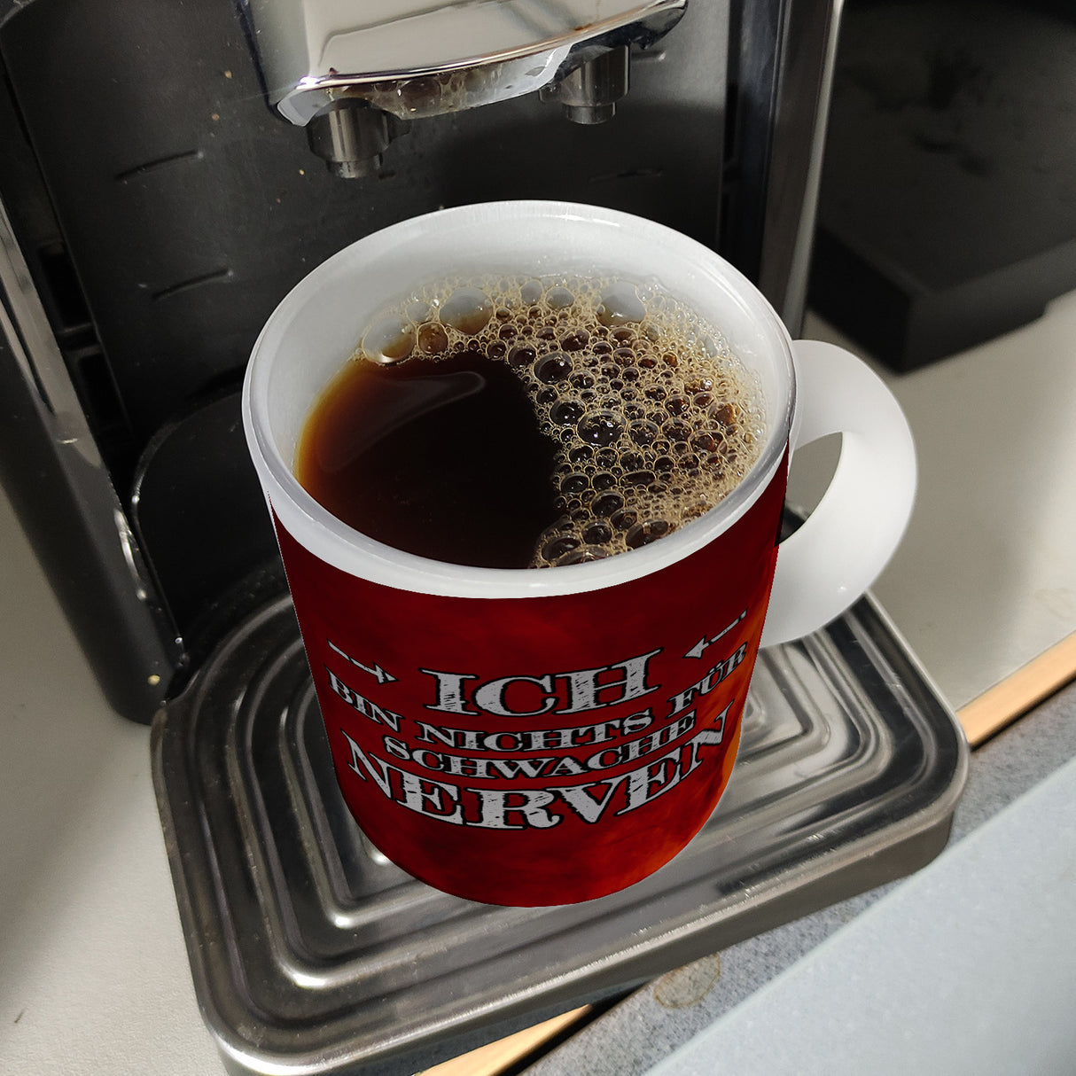 Ich bin nichts für schwache Nerven Kaffeebecher mit Flammenhintergrund