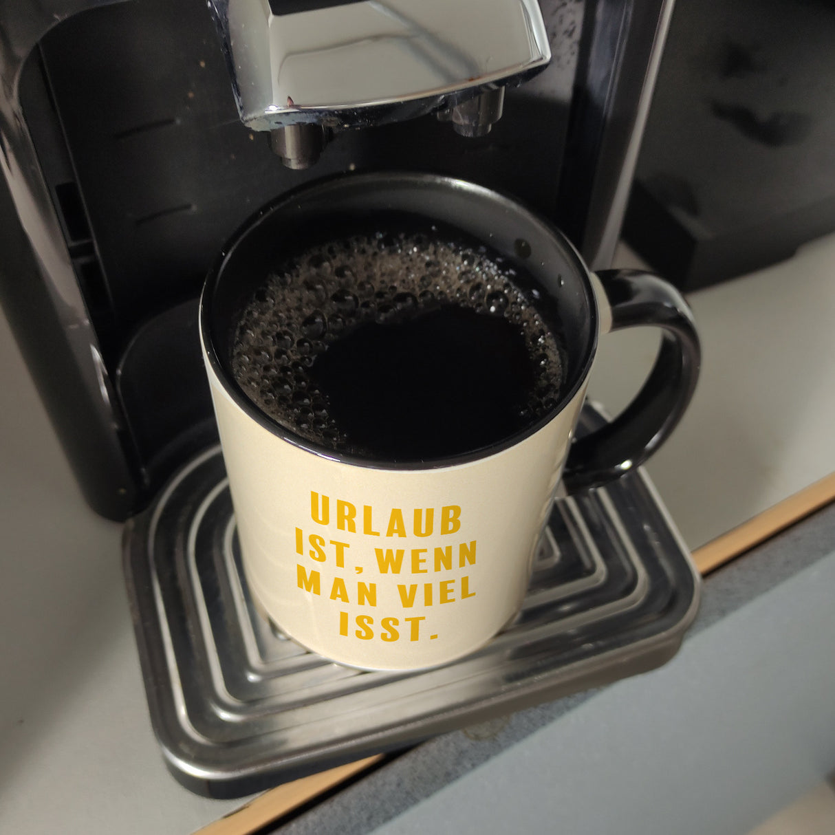 Kaffeebecher Urlaub ist, wenn man viel isst mit Strandmotiv und Spruch zum Thema Essen