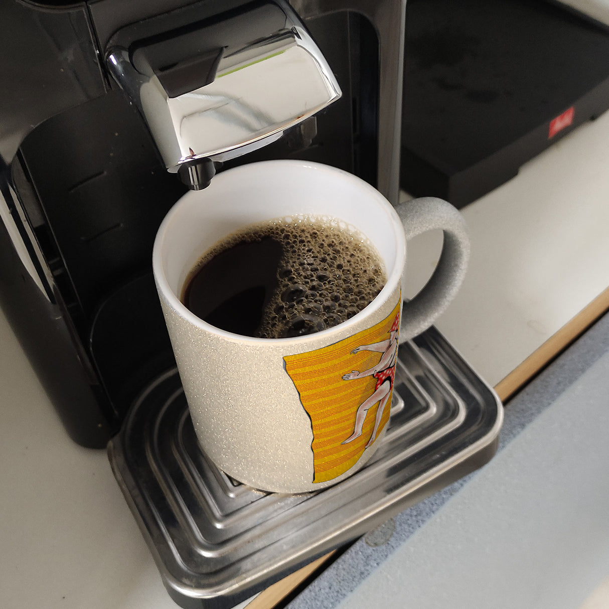 Kaffeebecher Urlaub ist, wenn man viel isst mit Strandmotiv und Spruch zum Thema Essen