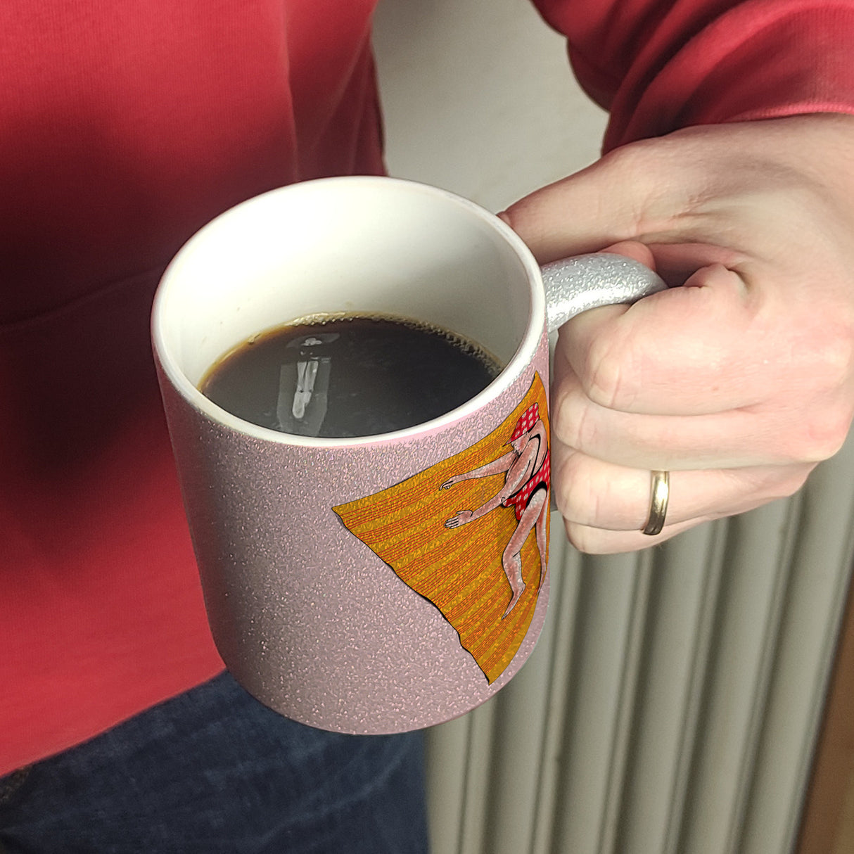 Kaffeebecher mit lustigem Spruch zum Thema Modelfigur und Comic-Dame im Badeanzug