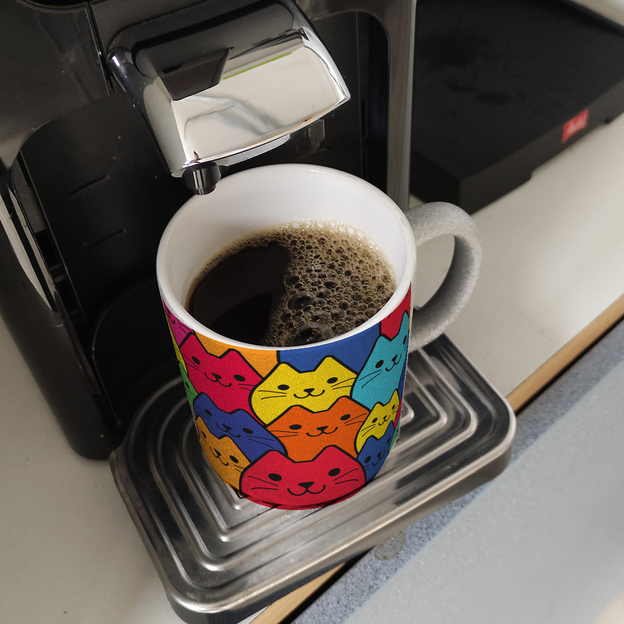 Kaffeebecher mit Katzen Motiv - Buntes Wimmelbild mit Comic Kätzchen