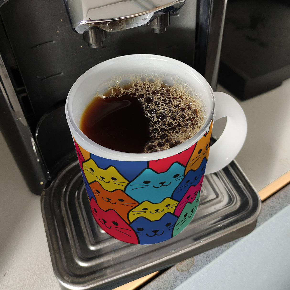Kaffeebecher mit Katzen Motiv - Buntes Wimmelbild mit Comic Kätzchen