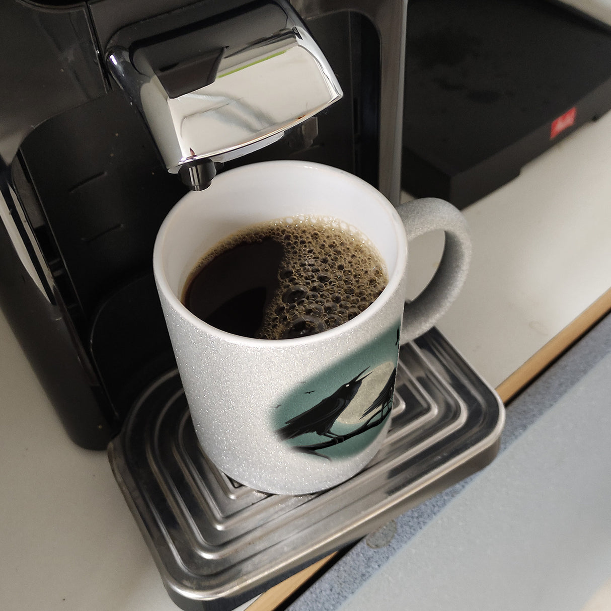 Kaffeetasse mit gruseligem Rabe Motiv und Spruch - Happy Halloween