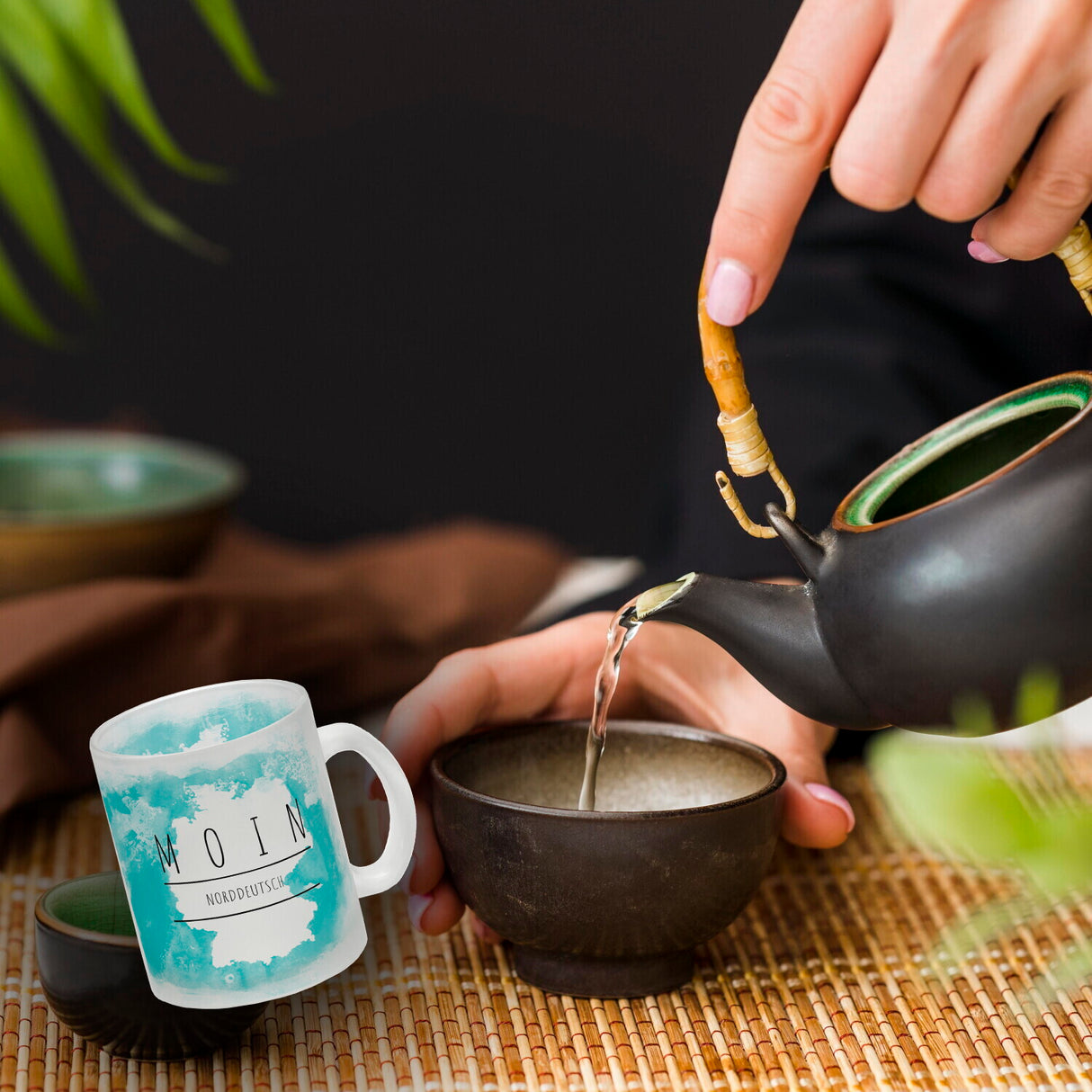Hallo auf Norddeutsch Moin lustiger Kaffeebecher mit blauem Hintergrund