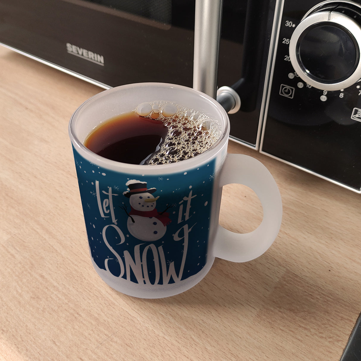 Let it Snow Kaffeebecher mit süßem Schneemann und Schneeflocken