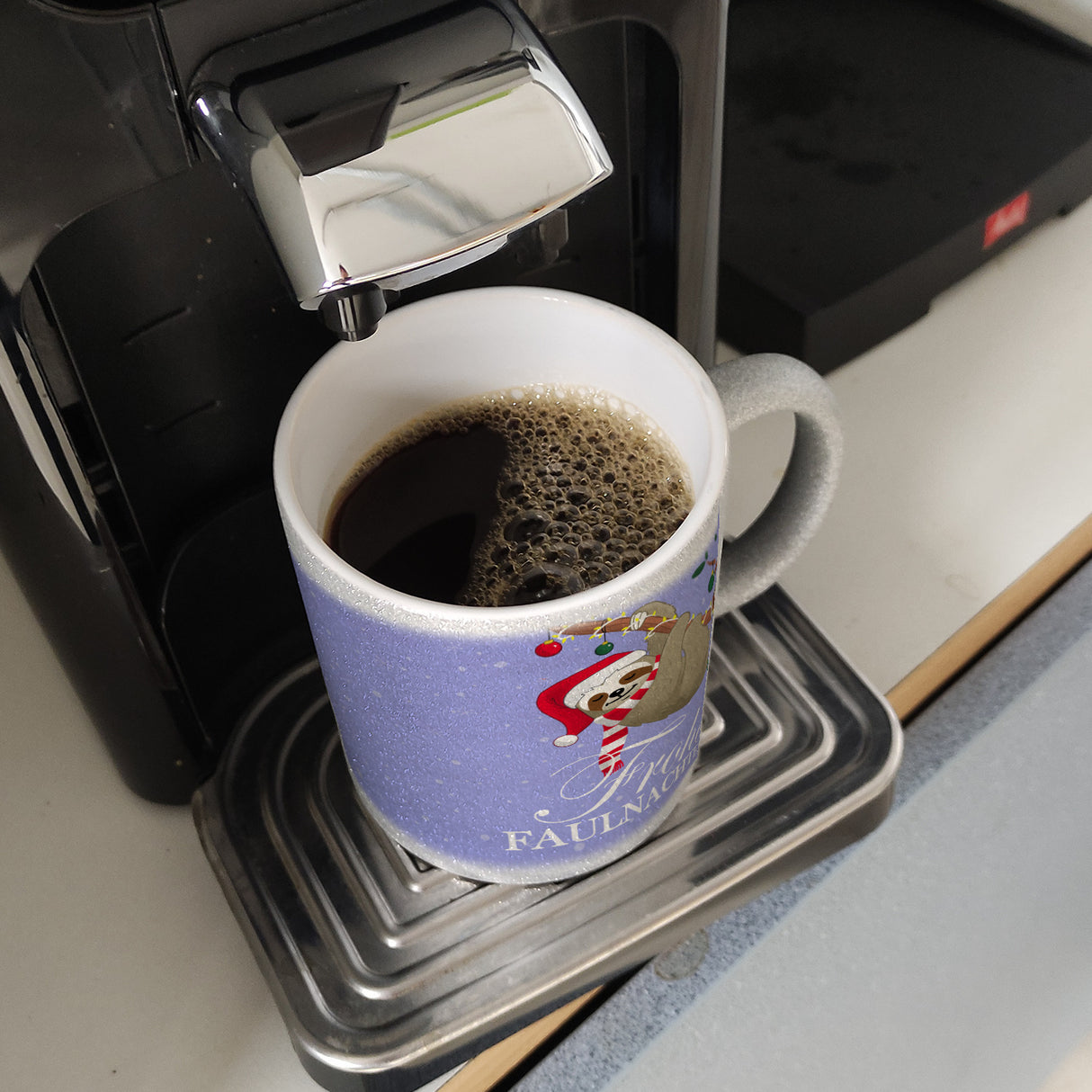 Frohe Faulnachten Kaffeebecher mit süßem weihnachtlichem Faultier