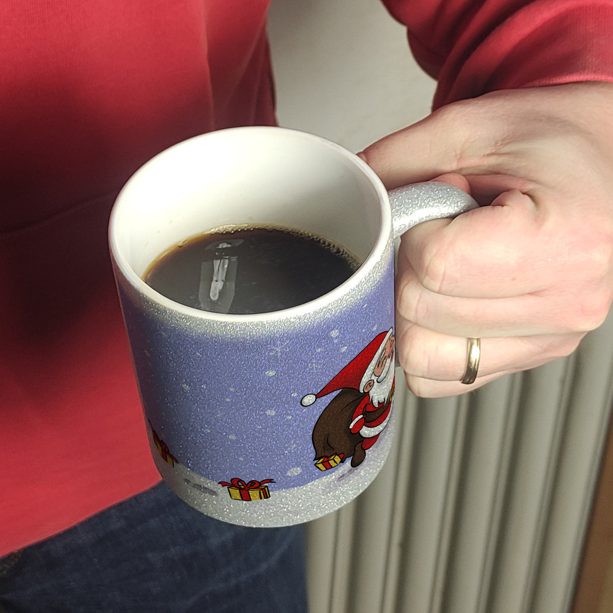 Frohe Weihnachten! Kaffeebecher mit lustigem Comic-Weihnachtsmann