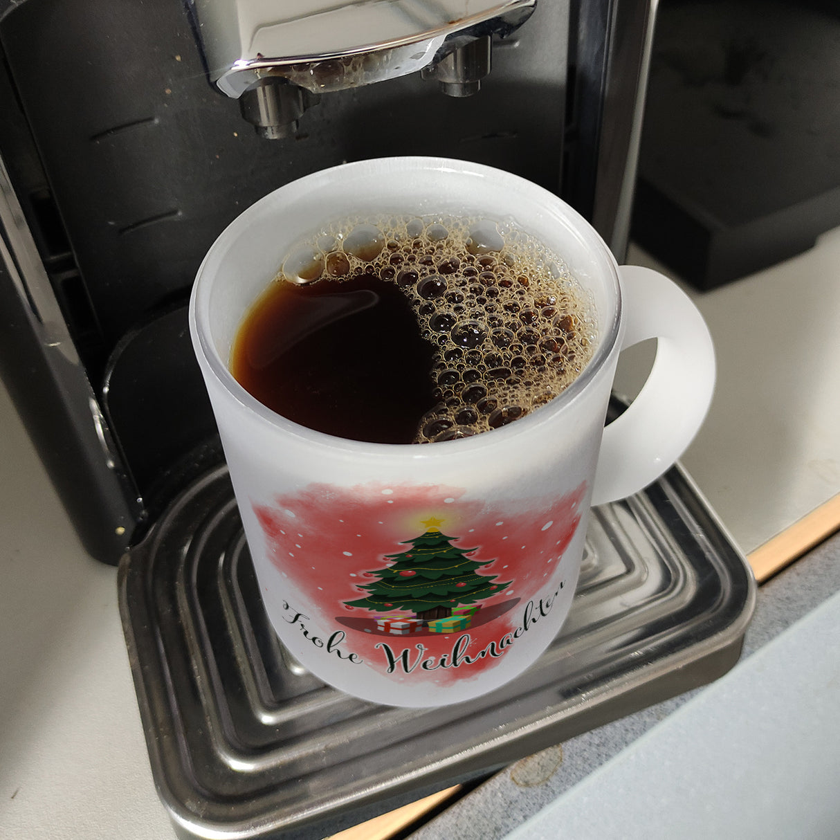 Frohe Weihnachten Kaffeebecher mit andächtigem Weihnachtsbaum