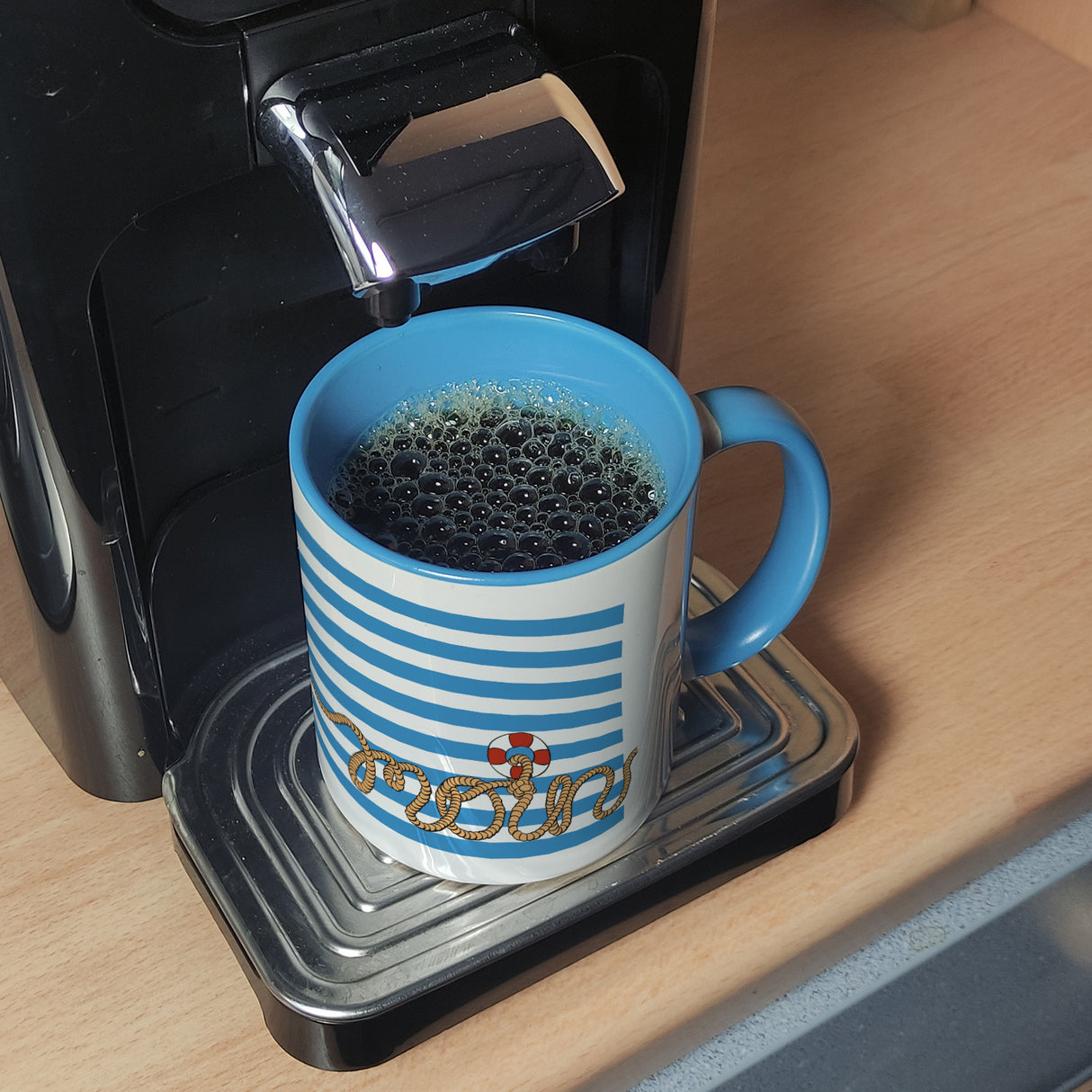 Kaffeebecher mit Moin-Schriftzug und Rettungsring