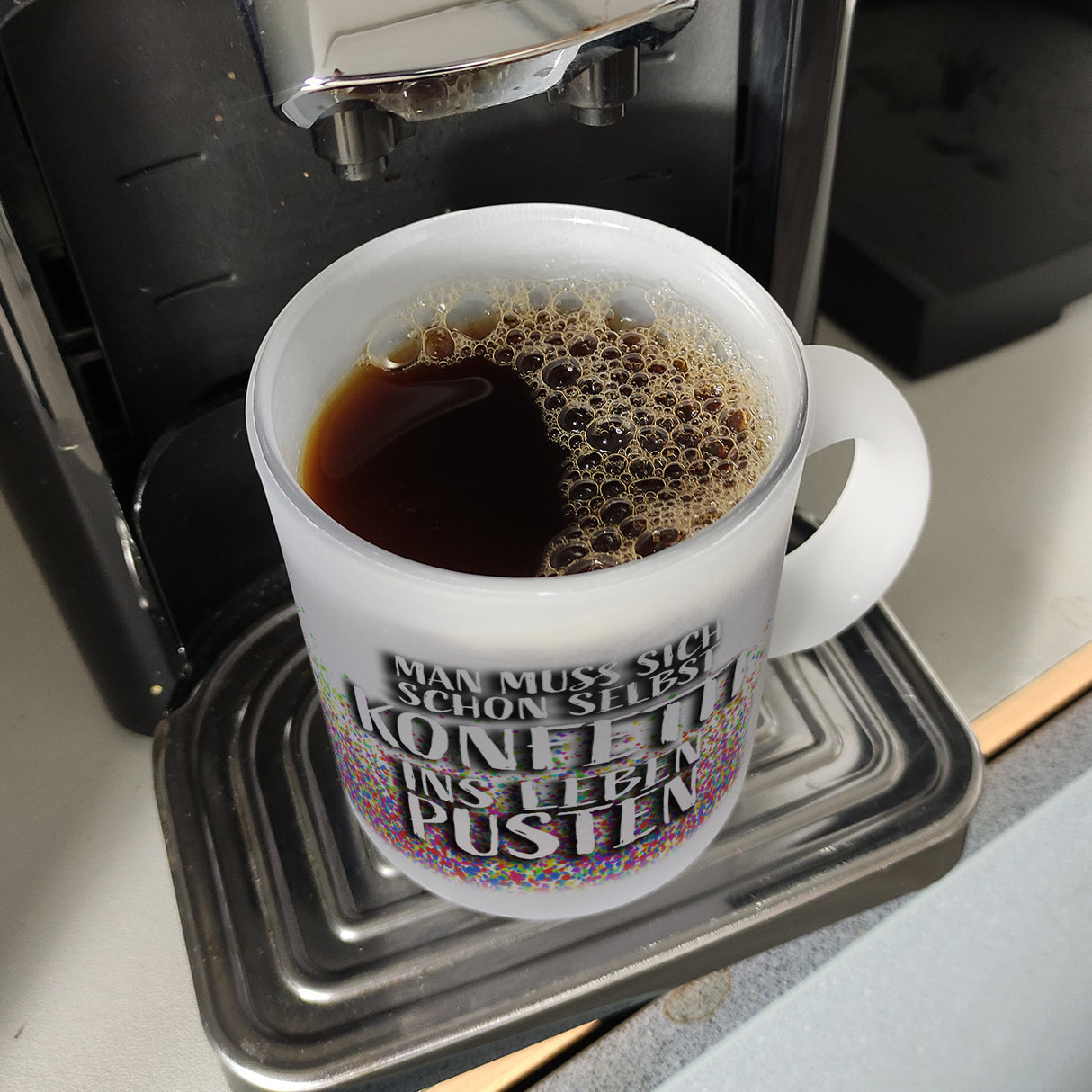 Man muss sich schon selbst Konfetti ins Leben pusten Kaffeebecher