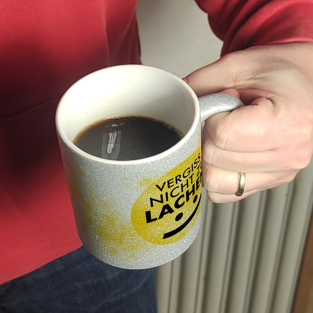 Vergiss nicht zu lachen Kaffeebecher gelbem Gesicht