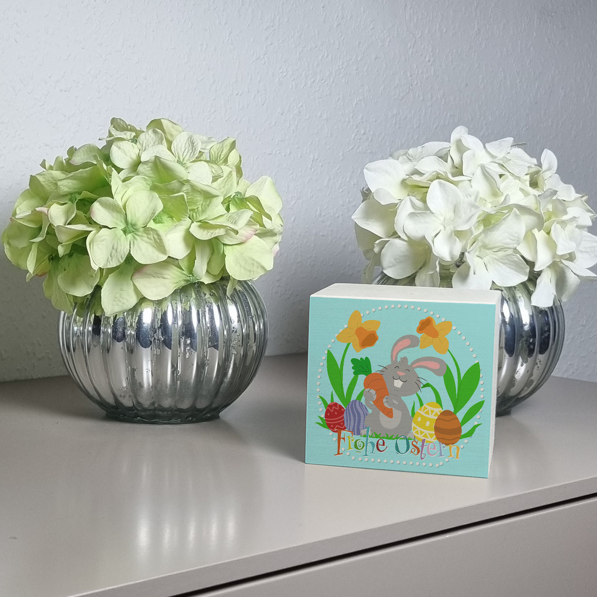 Frohe Ostern Spardose mit niedlichem Osterhasen und Ostereiern