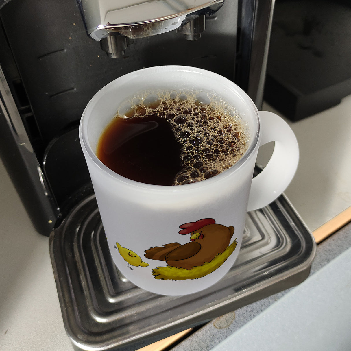 Huhn im Nest mit Küken Kaffeebecher