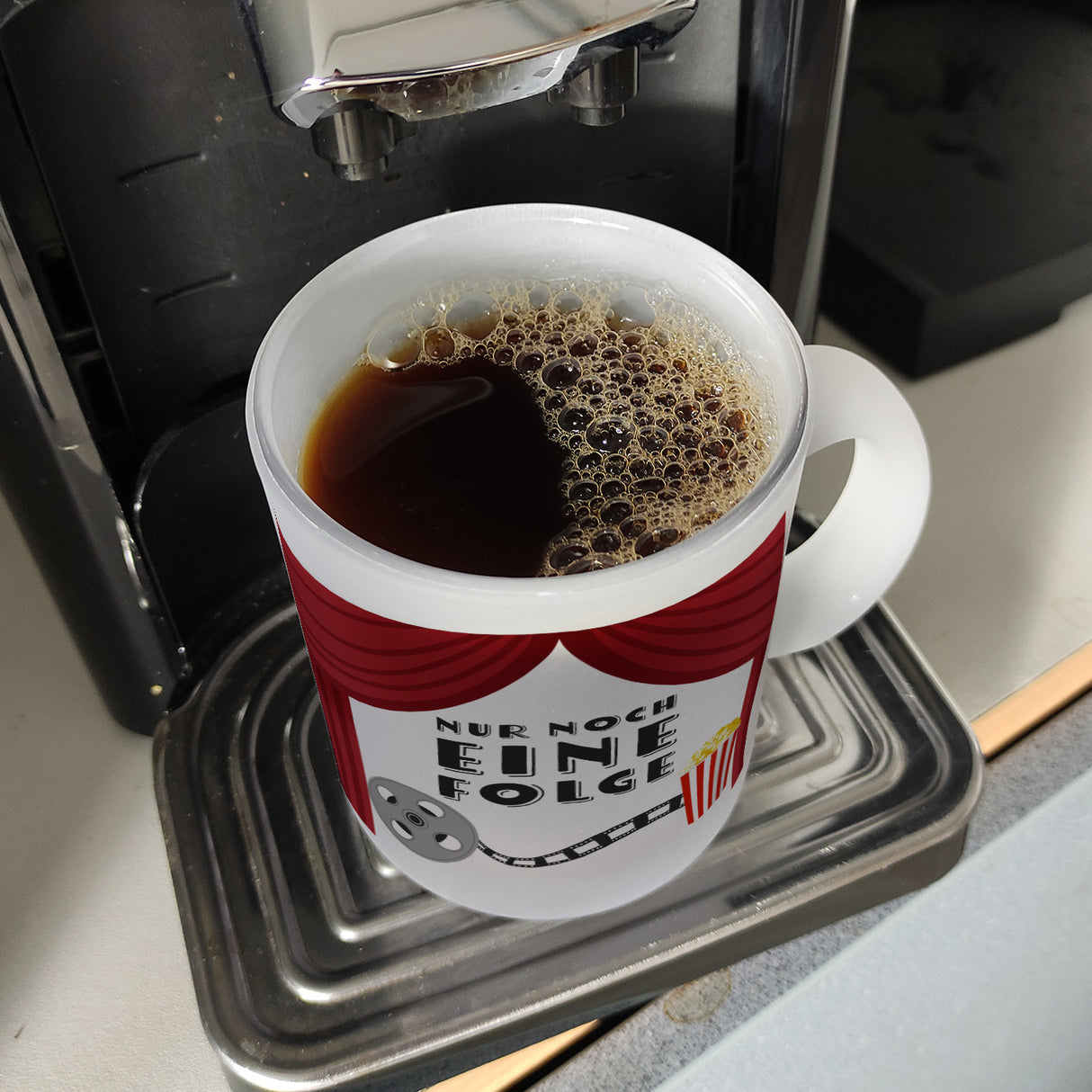 Nur noch eine Folge Kaffeebecher für Serienjunkies
