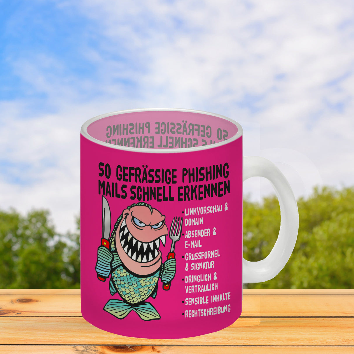 Kaffeebecher zum Thema Phishing Mails erkennen mit Fisch Motiv