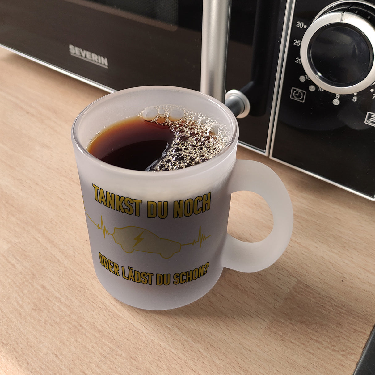 Tankst du noch oder lädst du schon Kaffeebecher mit Elektroauto