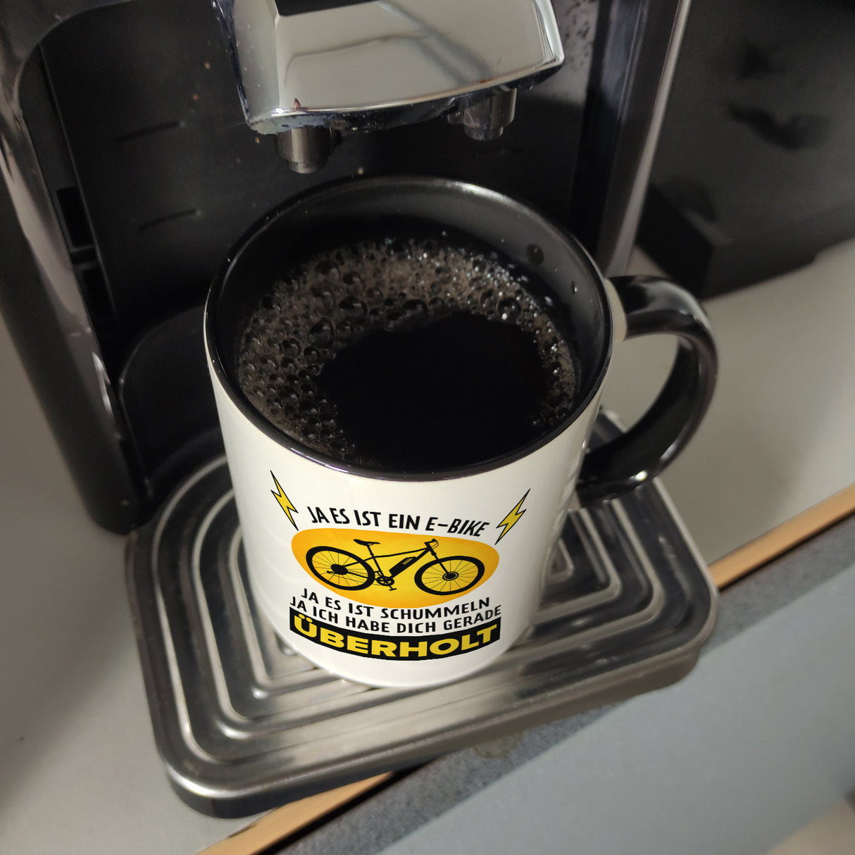 Ja es ist ein E-Bike Kaffeebecher mit lustigem Spruch