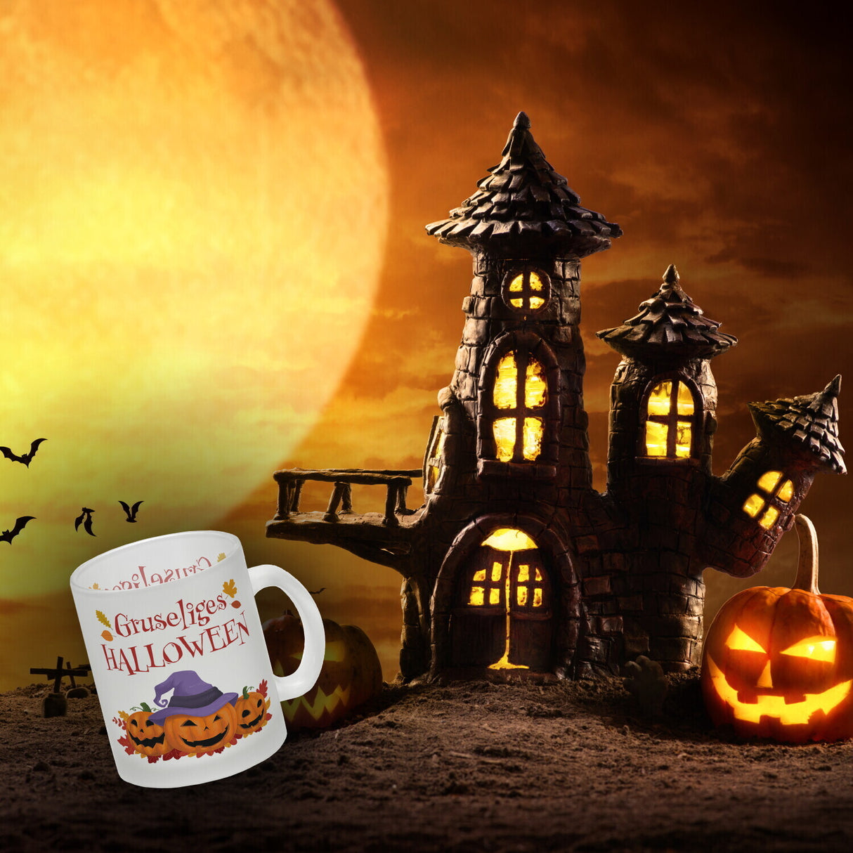 Gruseliges Halloween Kaffeebecher mit grinsenden Kürbissen