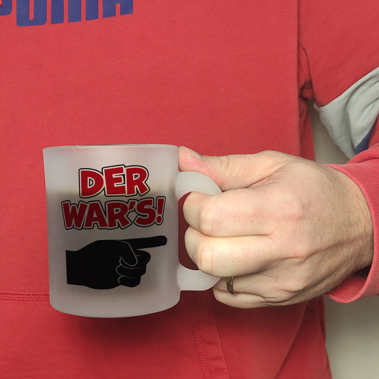 Der war’s Kaffeebecher mit beschuldigender Hand