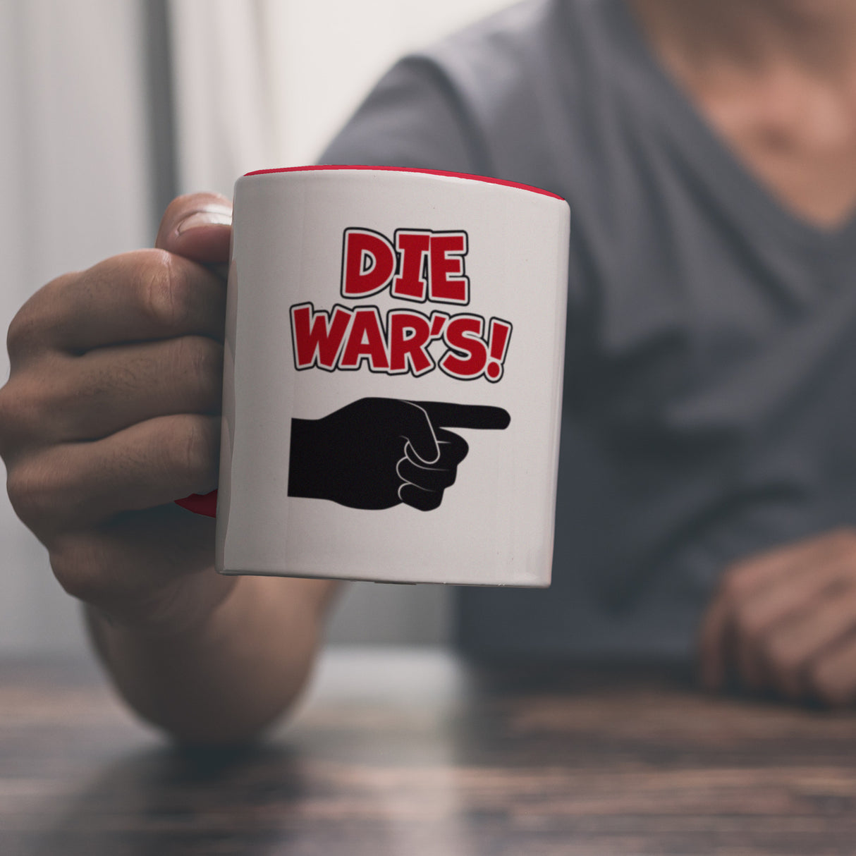 Die war’s Kaffeebecher mit beschuldigender Hand
