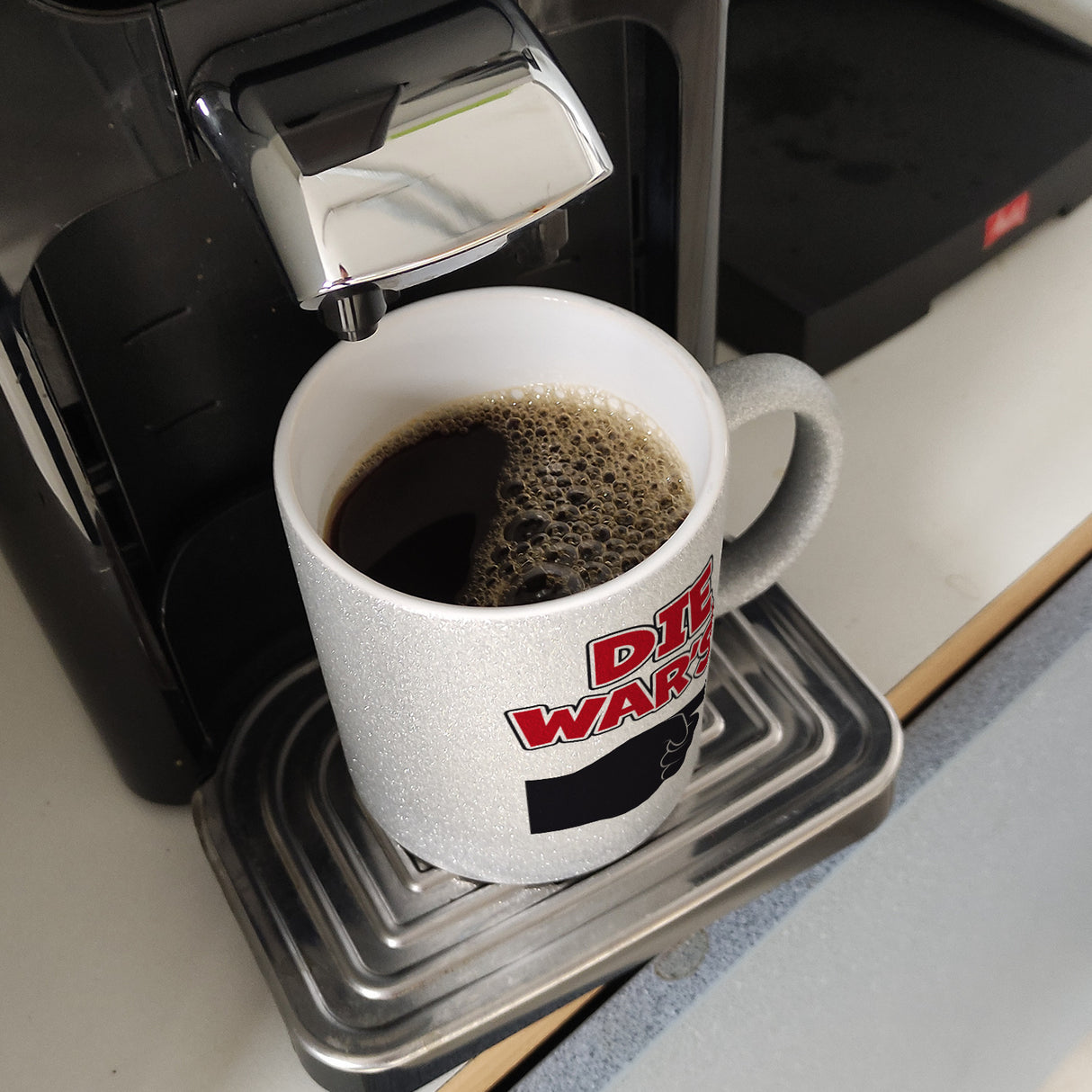Die war’s Kaffeebecher mit beschuldigender Hand