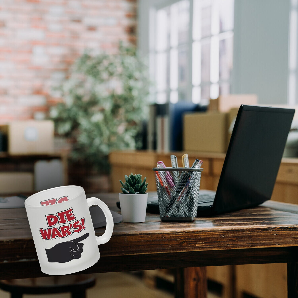Die war’s Kaffeebecher mit beschuldigender Hand