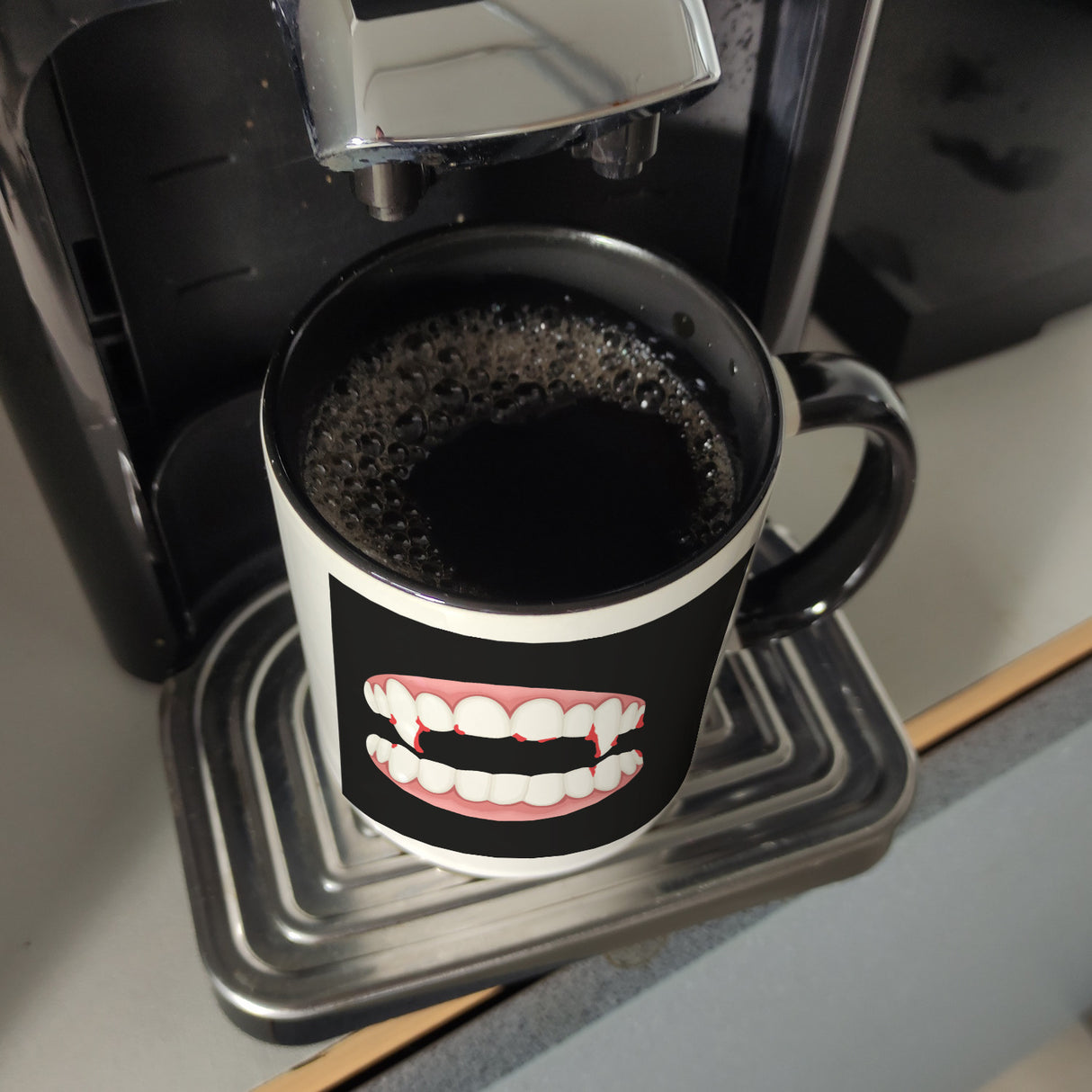 Vampirgebiss Horror Kaffeebecher für Halloween
