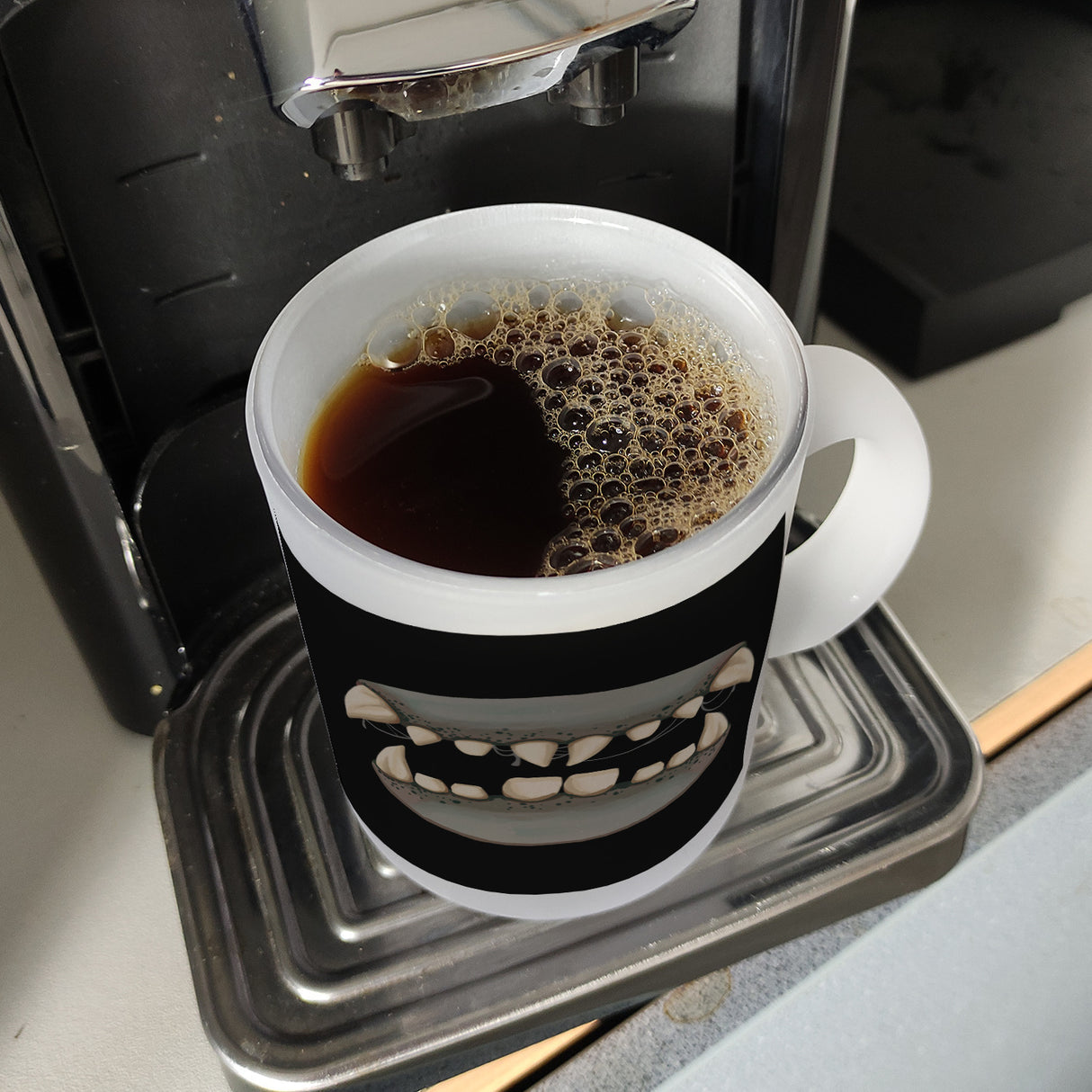 Zombiegebiss Horror Kaffeebecher für Halloween
