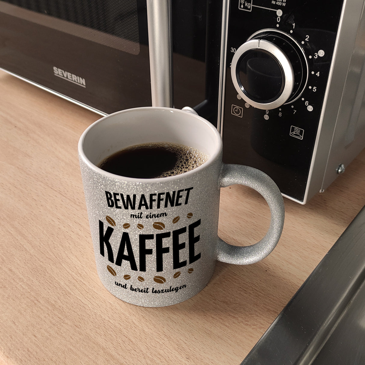 Kaffeebecher mit Spruch - Bewaffnet mit Kaffee und bereit loszulegen