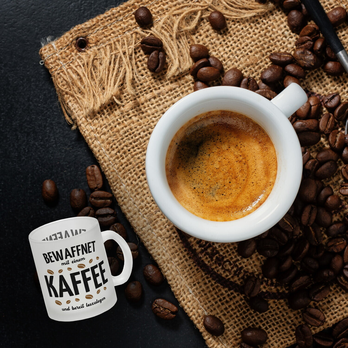 Kaffeebecher mit Spruch - Bewaffnet mit Kaffee und bereit loszulegen