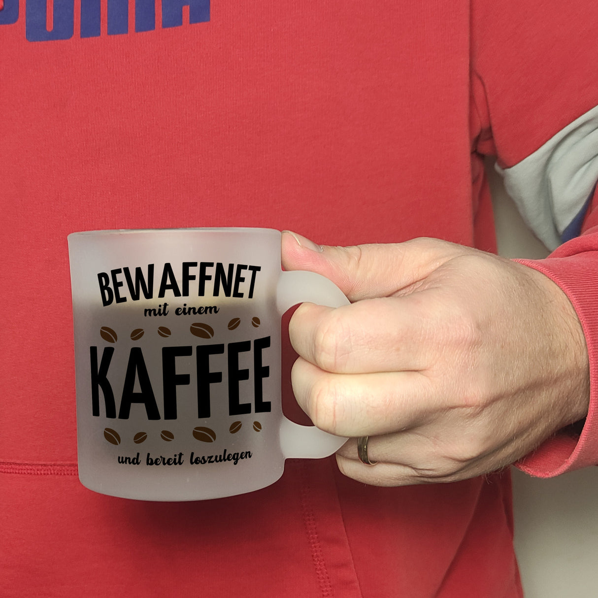 Kaffeebecher mit Spruch - Bewaffnet mit Kaffee und bereit loszulegen