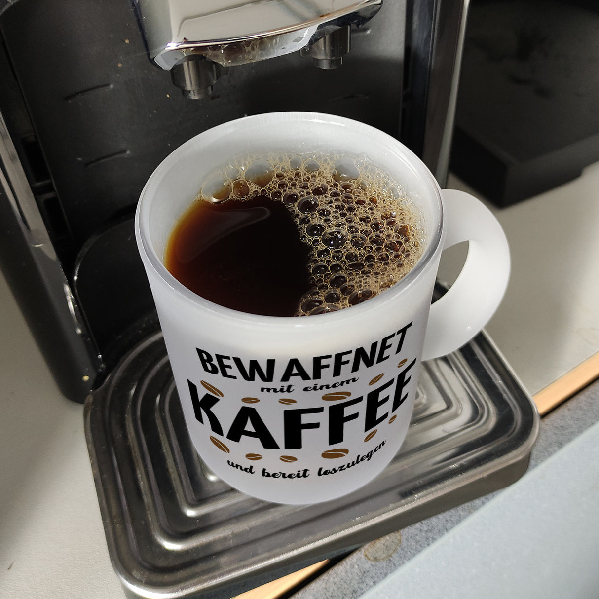 Kaffeebecher mit Spruch - Bewaffnet mit Kaffee und bereit loszulegen